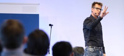 Richard de hoop op het podium spreken over samenwerken