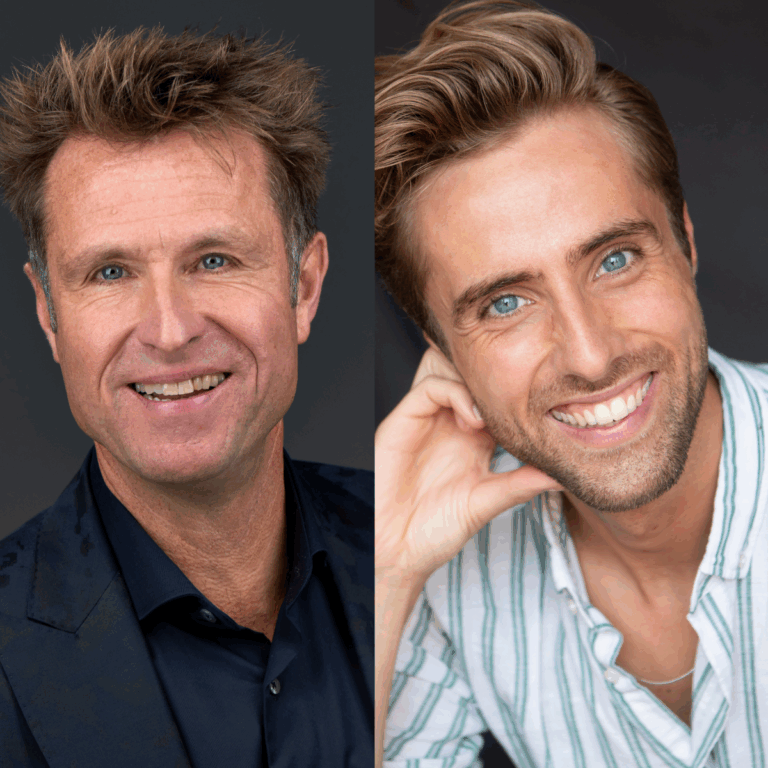 Twee mannen van dezelfde generatie staan naast elkaar. De man links heeft stekelig bruin haar en een donkere blazer en lacht naar de camera. De man rechts, in een gestreept shirt, heeft lichtbruin haar, blauwe ogen en lacht met een hand bij zijn gezicht.